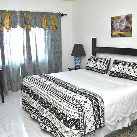 Embassy Deluxe Apartment 金斯敦 外观 照片