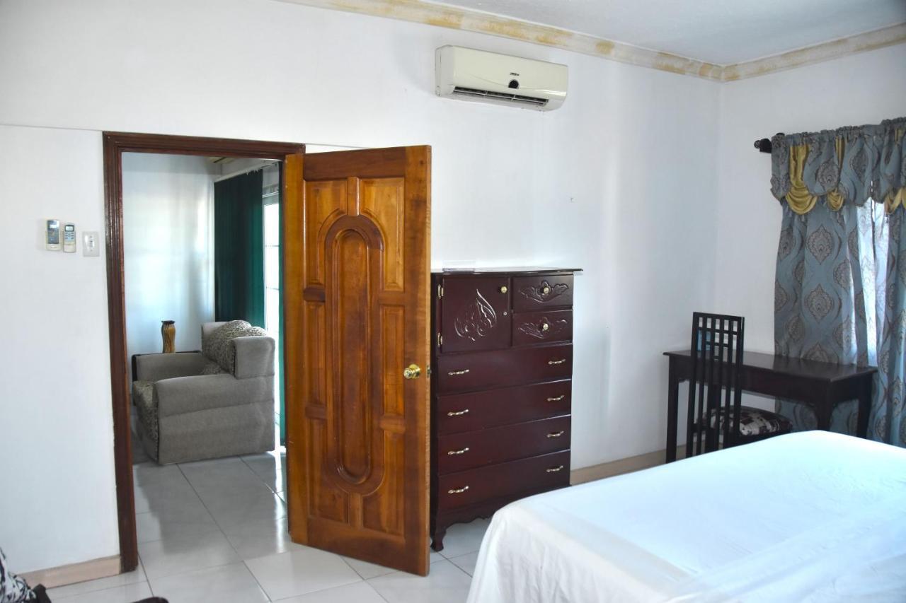 Embassy Deluxe Apartment 金斯敦 外观 照片