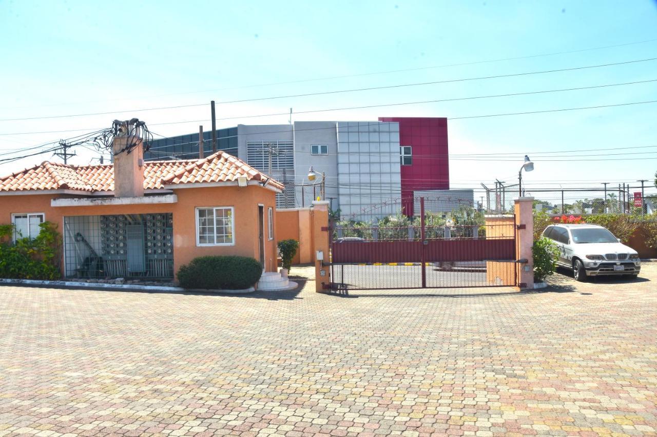 Embassy Deluxe Apartment 金斯敦 外观 照片