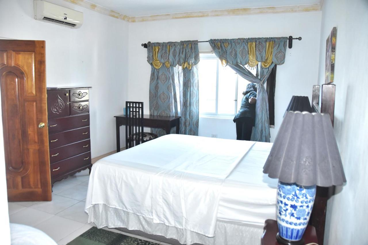 Embassy Deluxe Apartment 金斯敦 外观 照片
