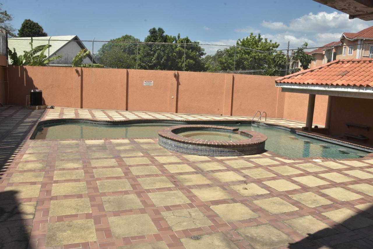 Embassy Deluxe Apartment 金斯敦 外观 照片