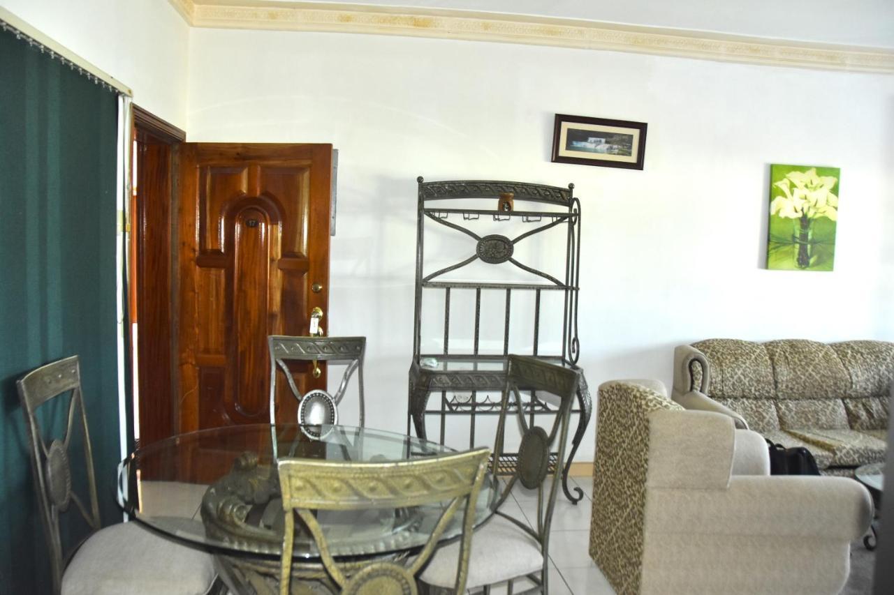 Embassy Deluxe Apartment 金斯敦 外观 照片