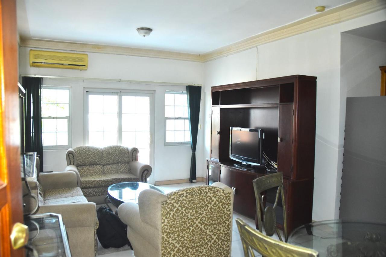 Embassy Deluxe Apartment 金斯敦 外观 照片