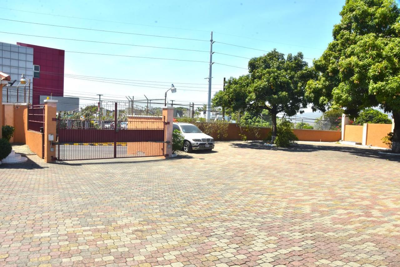 Embassy Deluxe Apartment 金斯敦 外观 照片