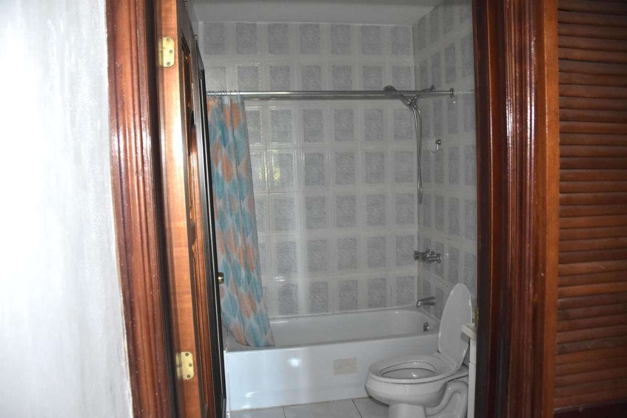 Embassy Deluxe Apartment 金斯敦 外观 照片