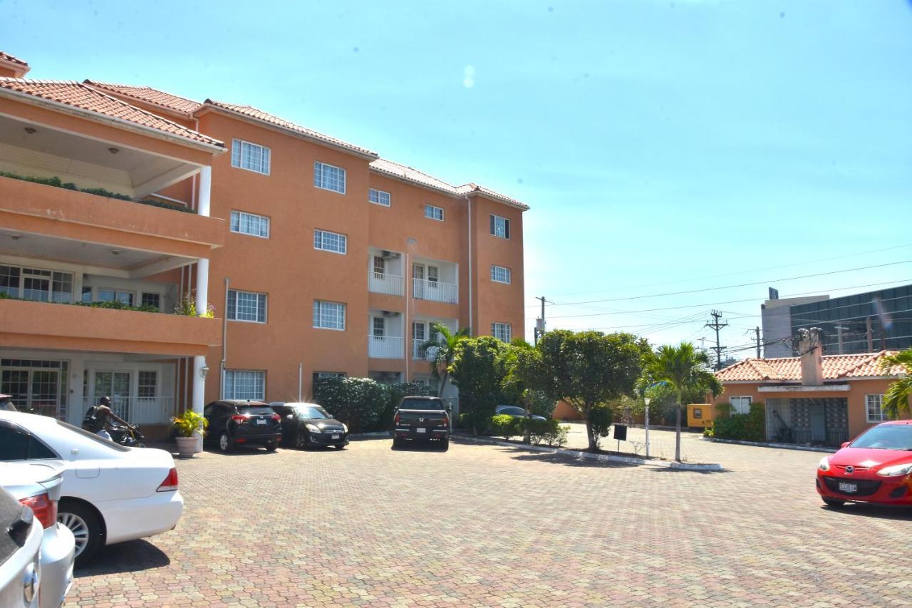 Embassy Deluxe Apartment 金斯敦 外观 照片