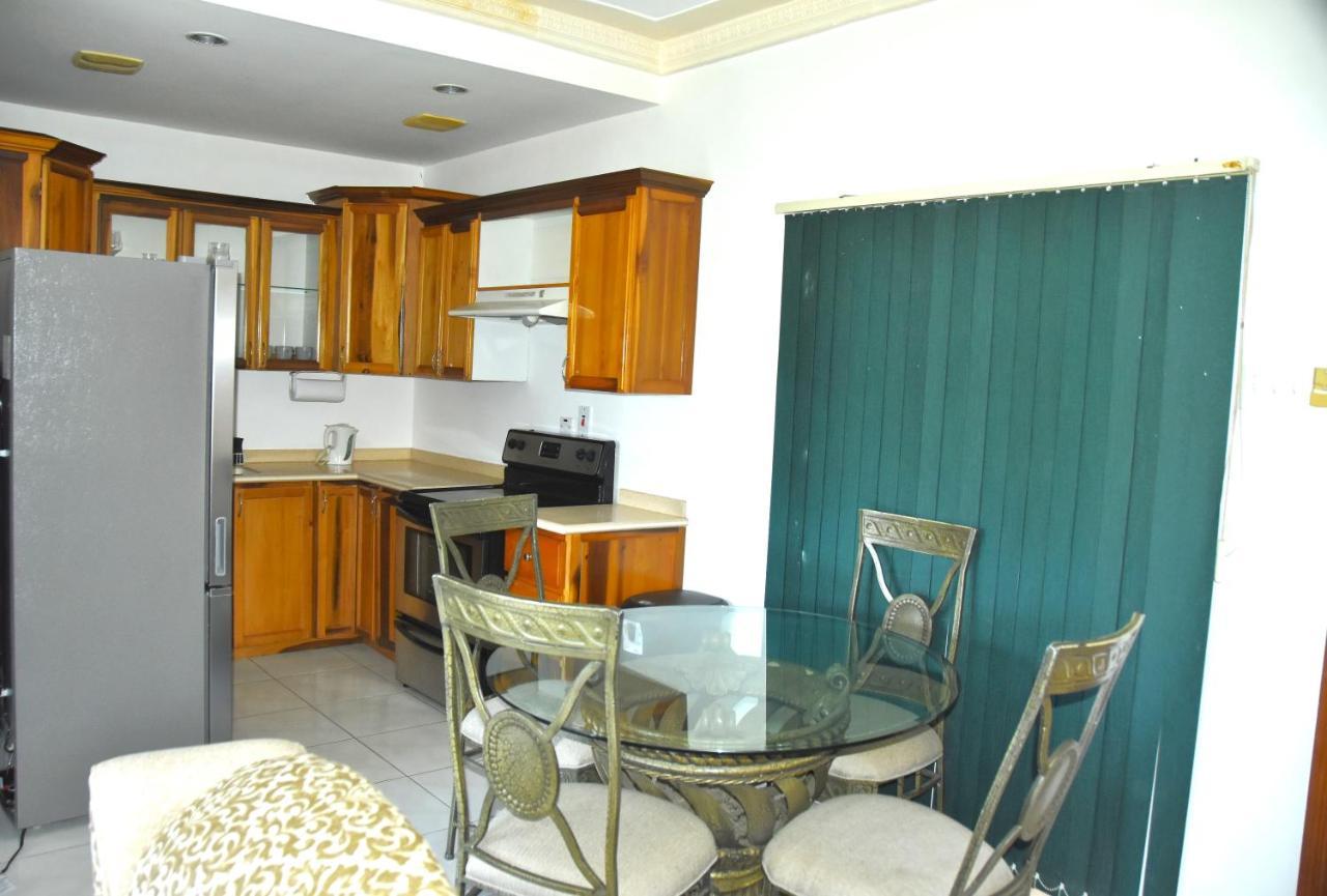 Embassy Deluxe Apartment 金斯敦 外观 照片
