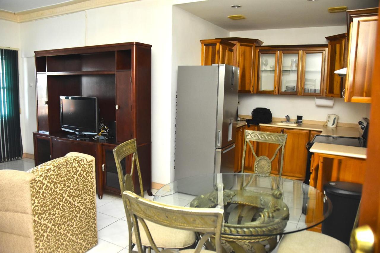 Embassy Deluxe Apartment 金斯敦 外观 照片