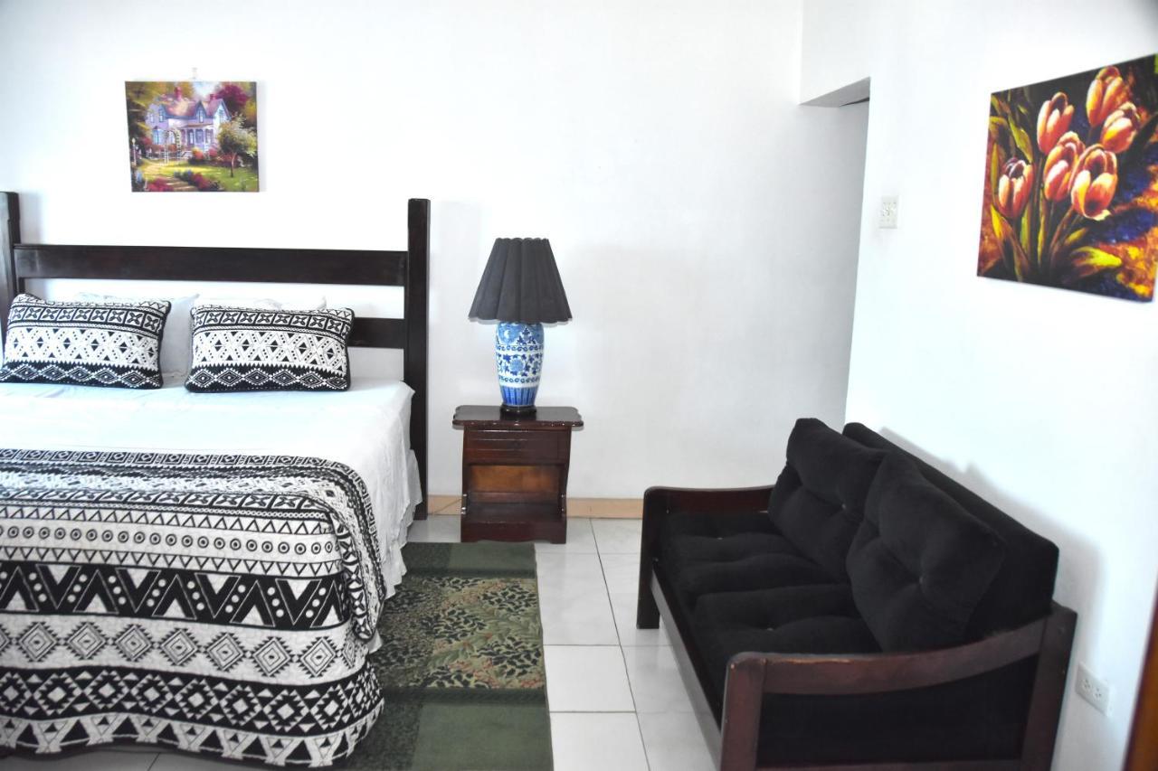 Embassy Deluxe Apartment 金斯敦 外观 照片