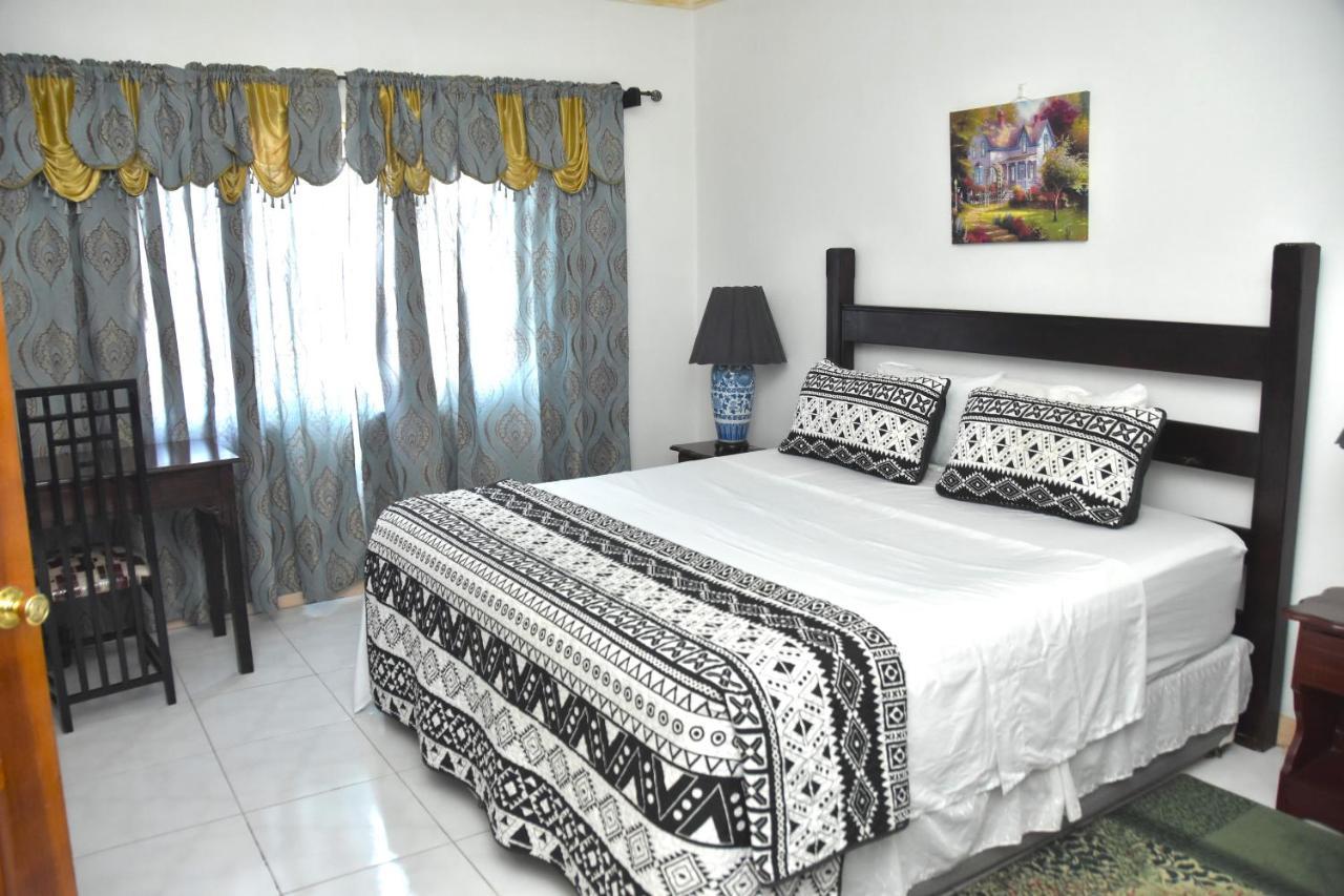 Embassy Deluxe Apartment 金斯敦 外观 照片