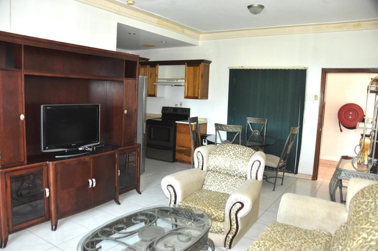 Embassy Deluxe Apartment 金斯敦 外观 照片