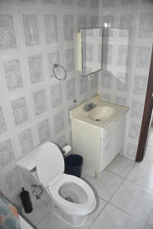 Embassy Deluxe Apartment 金斯敦 外观 照片
