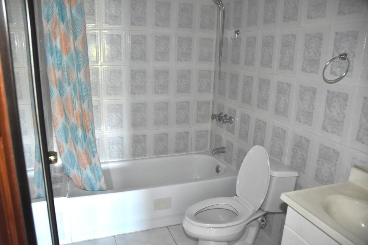 Embassy Deluxe Apartment 金斯敦 外观 照片